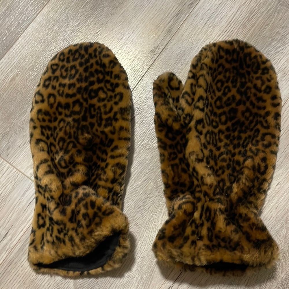 Leopard mittens from the Maison de La fausse Fourrure Paris
